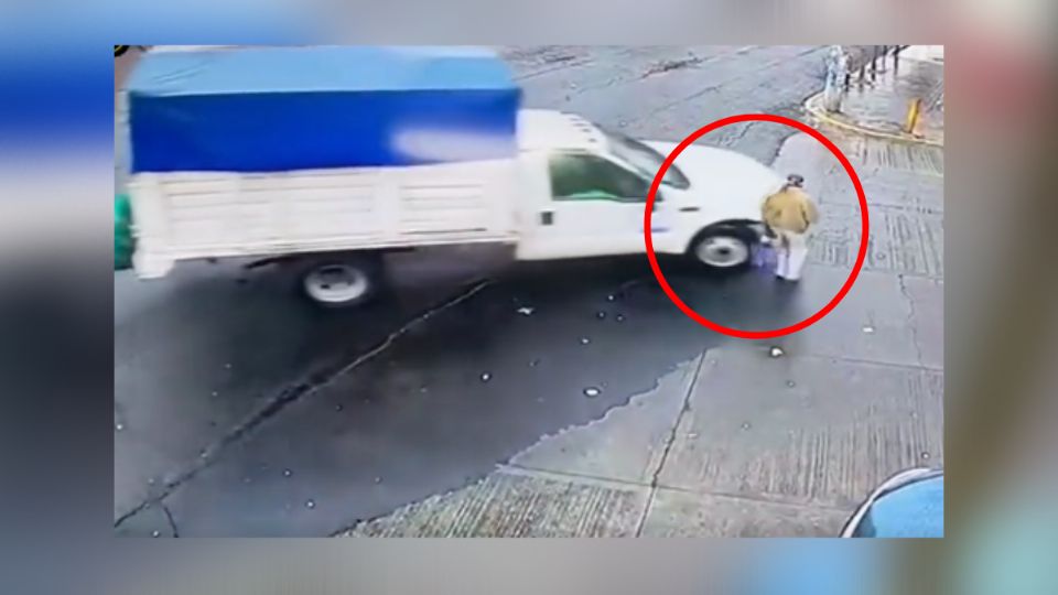 El hombre iba cruzando la calle cuando ocurrió el accidente.