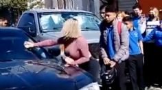 VIDEO: auto de lujo es destruido a pedradas por mujer que descubre infidelidad del marido