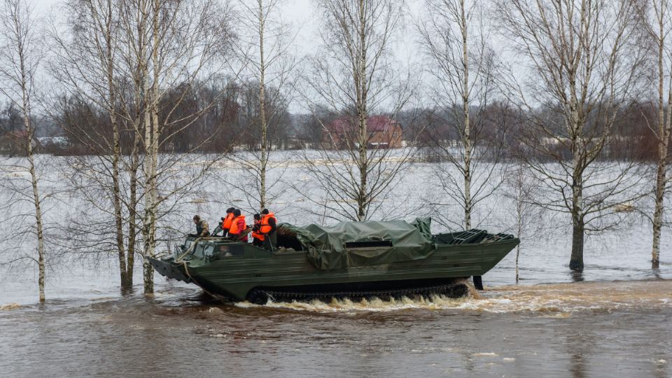 Soldados en un anfibio militar se abren camino a través de áreas inundadas en Jekabpils el 15 de enero de 2023.