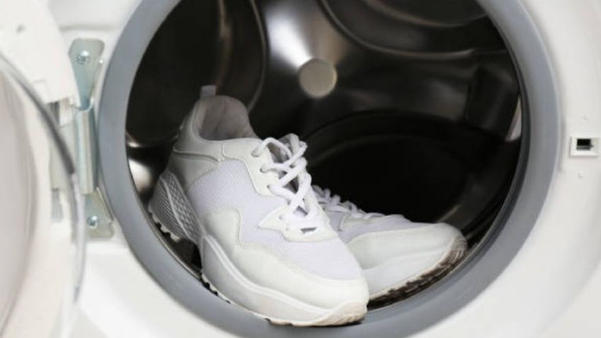 Deja tus tenis blancos resplandecientes con este producto que tienes en casa