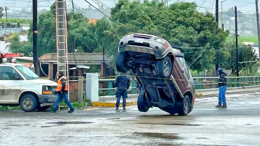 ¿Cómo llegó ahí? Una camioneta quedó suspendida de los cables tras fuertes lluvias en Tijuana