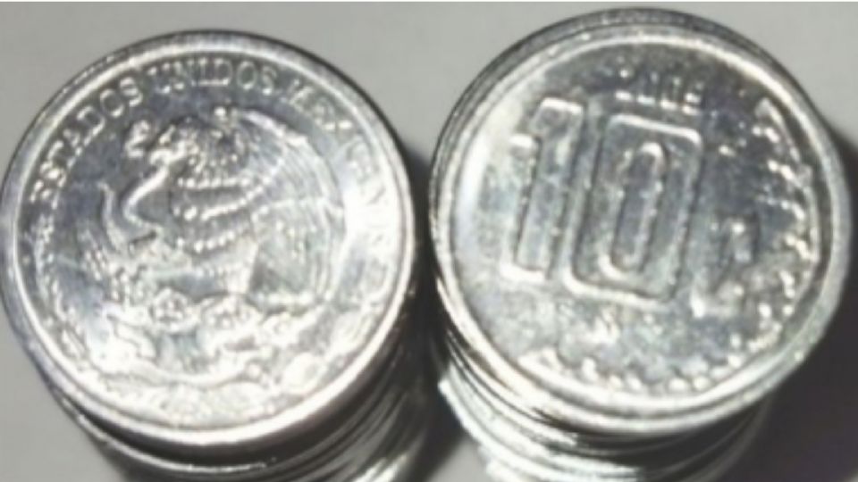 Se trata de la moneda de 10 centavos de la familia D del Banco de México (Banxico)