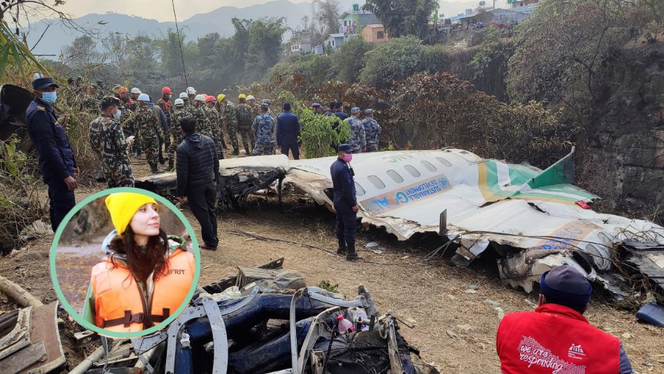 A la izquierda la imagen de Elena Banduro y al centro e izquierda parte de avión.