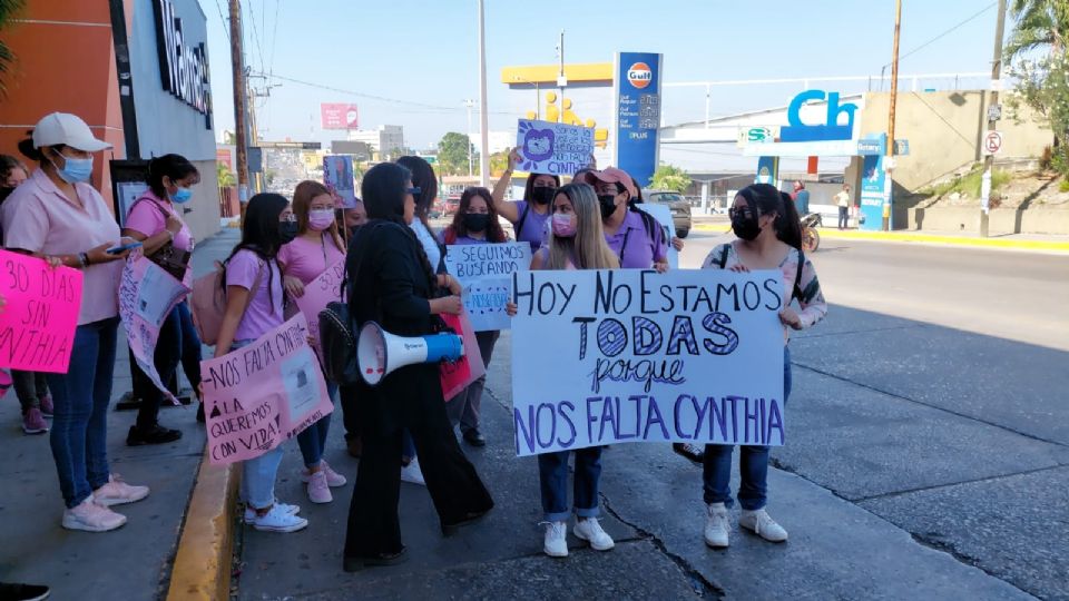 Familiares y amigos se manifestaron frente a las instituciones.