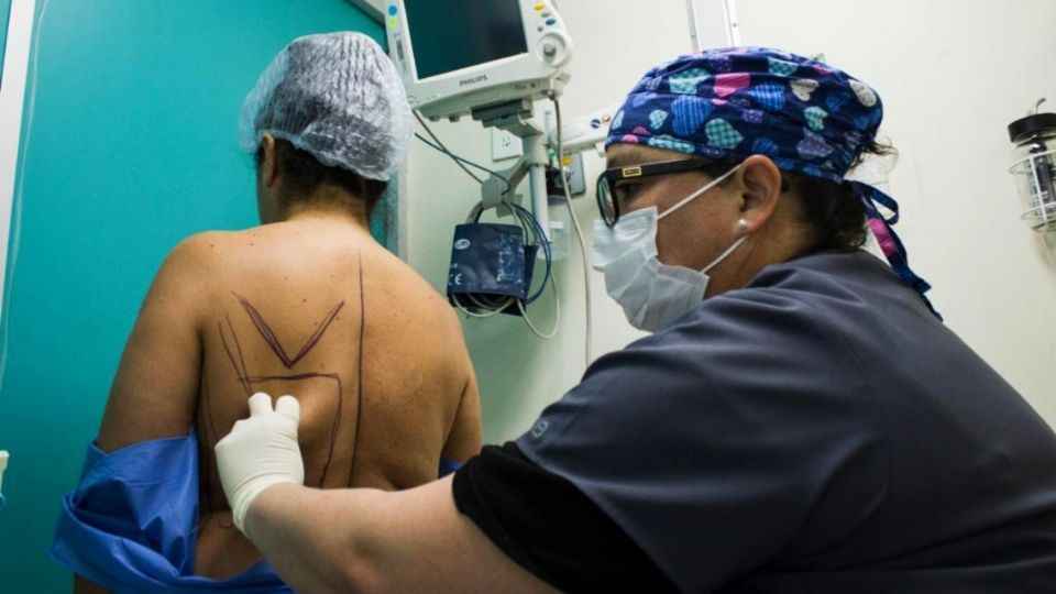 Durante esta jornada, un total de 20 mujeres fueron beneficiadas con cirugías que forman parte de un tratamiento integral para pacientes que han superado el cáncer de mama