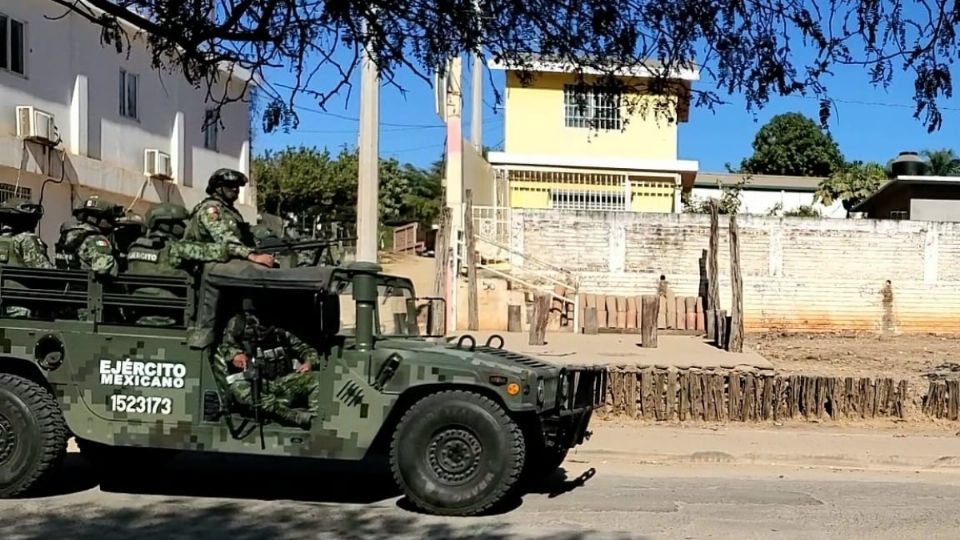 El personal militar se mantiene en la zona, pero no llevan armas para no causar más terror en la población