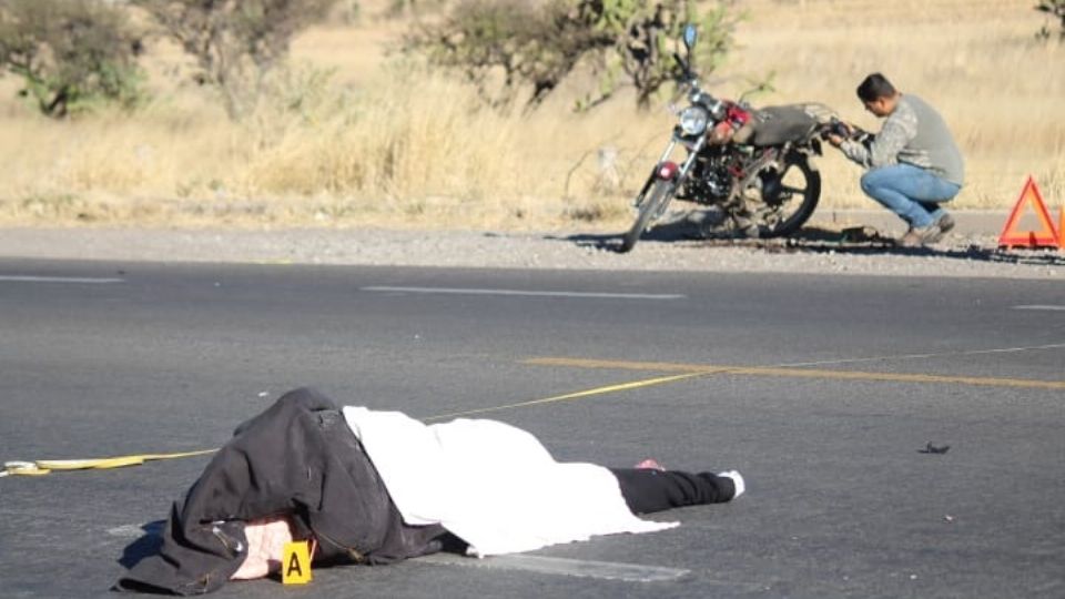 La  motociclista, quien salió expulsada varios metros hacia en frente. Además, la unidad del presunto responsable se estrelló contra un señalamiento y luego dio un giro de 180°.