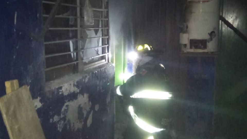 el incendio consumó ropa varía, una base de cama individual, una colchoneta, una silla de madera, tres cristales de una ventana, así como daños en paredes y techos por radiación.