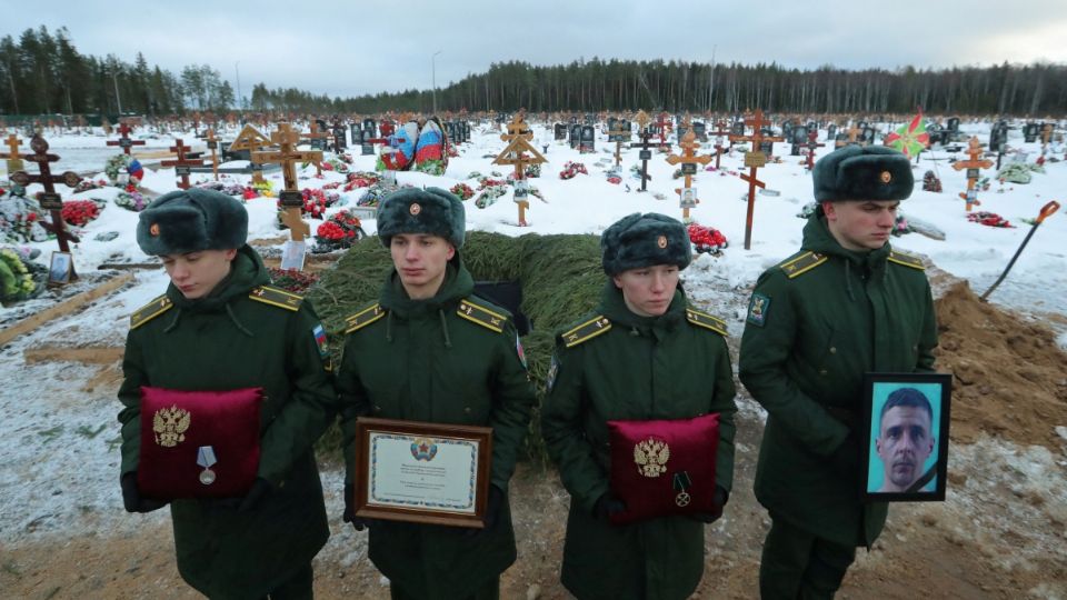 Cadetes asistieron al funeral de un mercenario de la compañía militar privada rusa, asesinado en la guerra en Ucrania.