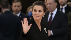 La reina Letizia cautiva con elegantes pantalones de oficinista