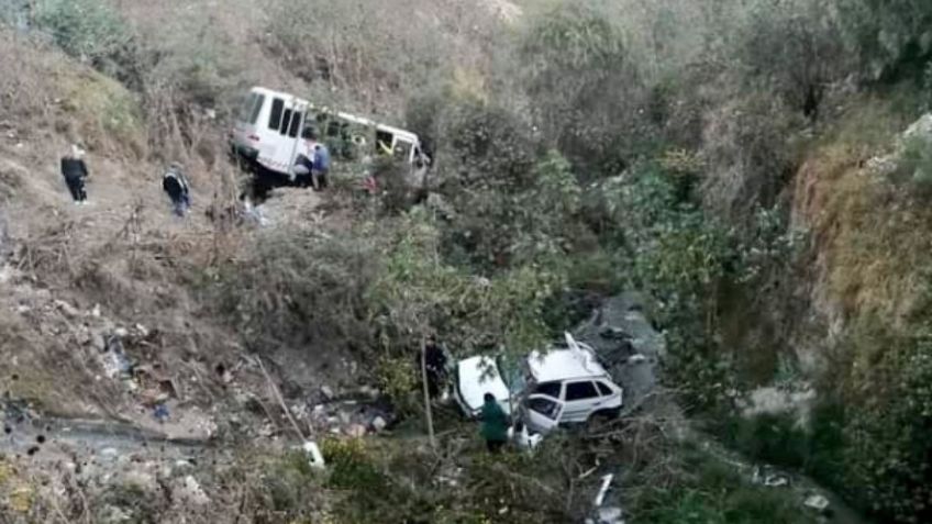 Naucalpan: el microbús que cayó de un barranco se habría quedado sin frenos, la alcaldesa confirma 3 muertos