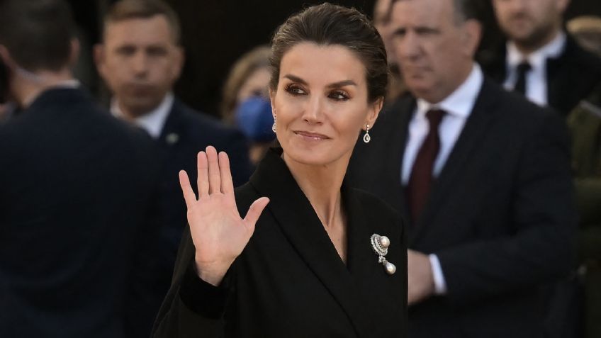 La reina Letizia cautiva con elegantes pantalones de oficinista