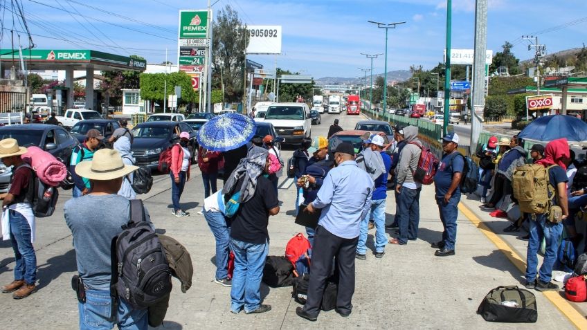 Caos en la Autopista del Sol: maestros de Guerrero bloquean el paso para que reconozcan las Preparatorias Populares