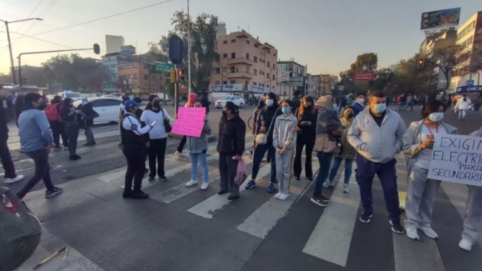 Los inconformes impiden el paso de cualquier automóvil