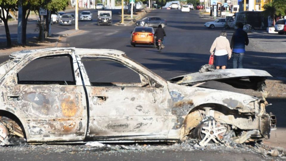 Hubo quema de autos y accesos cerrados en Sinaloa tras el arresto de 'El Ratón'.