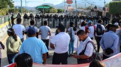 Padres y maestros bloquean la Autopista del Sol en Guerrero: equipos antimotines llegan al lugar