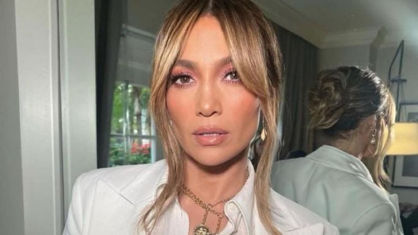 JLo paraliza la red a sus 53 años con arriesgada falda de tiro bajo y corsé