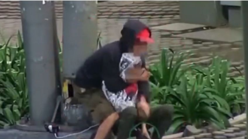 VIDEO | Hombre hace "llave china" a joven para robarle un celular, cámaras lo captan y es detenido en CDMX