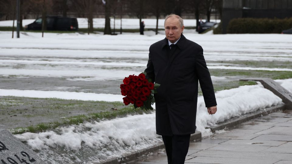 El presidente ruso, Vladimir Putin, camina para depositar flores en el cementerio conmemorativo de Piskaryovskoye.