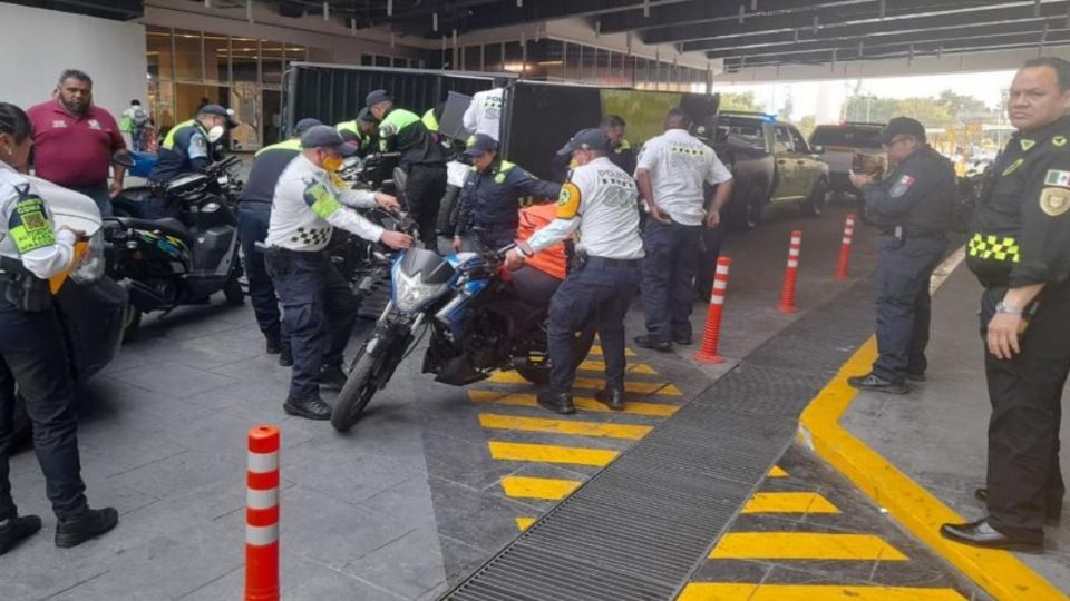 Personal de la Subsecretaría de Control de Tránsito de la SSC, remite motos al depósito vehicular