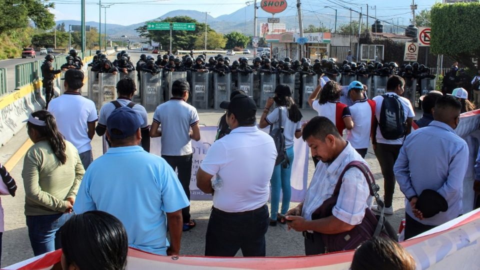 La movilización motivó la presencia de policías estatales con equipo antimotines