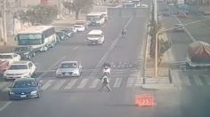 VIDEO: un motociclista invade el carril confinado y embiste brutalmente a un policía en Tecámac