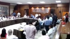 VIDEO | ¿Cómo llegaron ahí? Dos mapaches cayeron del techo en plena sesión del Cabildo de Acapulco