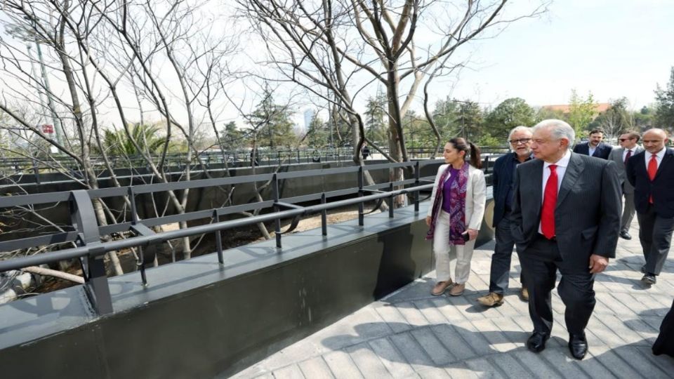 Claudia Sheinbaum y Andrés Manuel López Obrador, durante el recorrido de inauguración de la Calzada Flotante