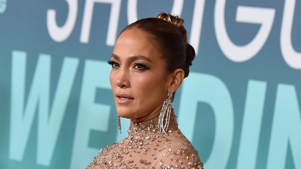 J.Lo acapara las miradas con elegante vestido de transparencias