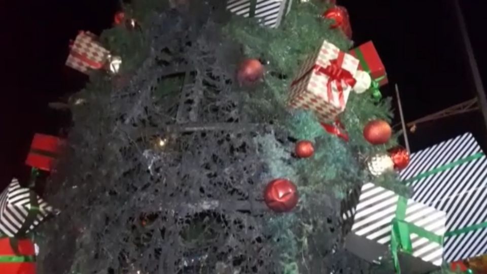 Detuvieron a una persona luego de sorprenderla en flagrancia prendiendo fuego al árbol navideño