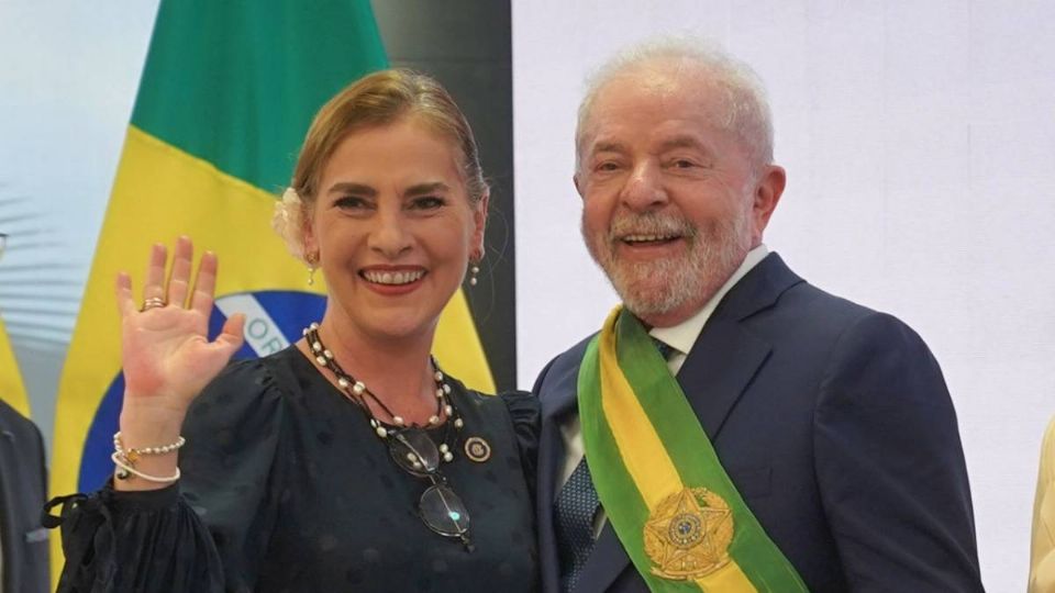 Beatriz Gutiérrez fue en representación del gobierno federal a la toma de Lula da Silva.