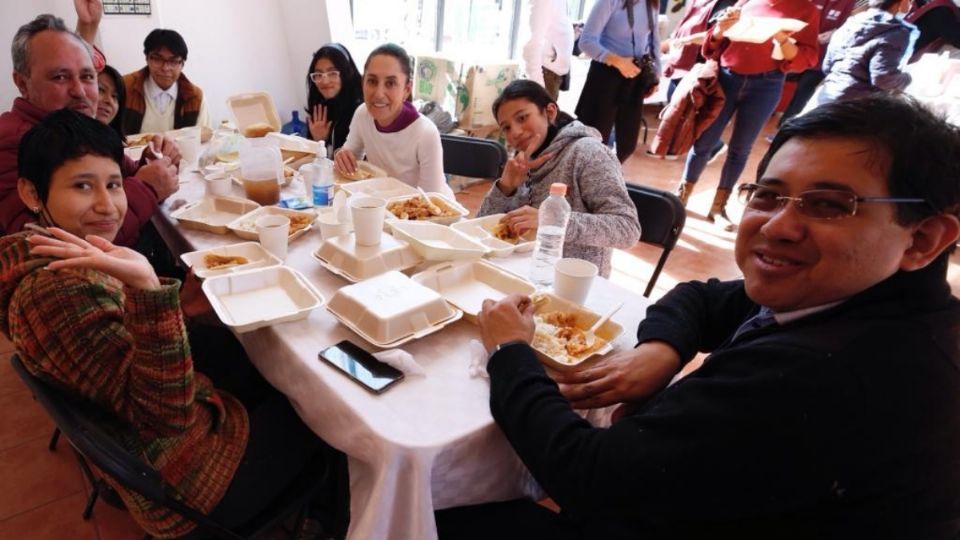 Claudia Sheinbaum compartió una comida con personas apoyadas en un comedor