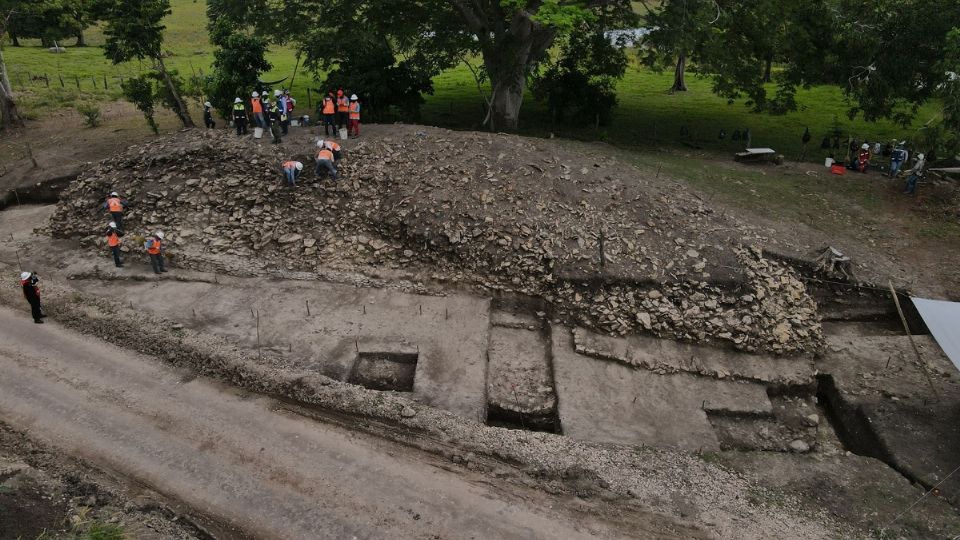 Especialistas que laboran en la ruta del Tren Maya registran una estructura localizada.