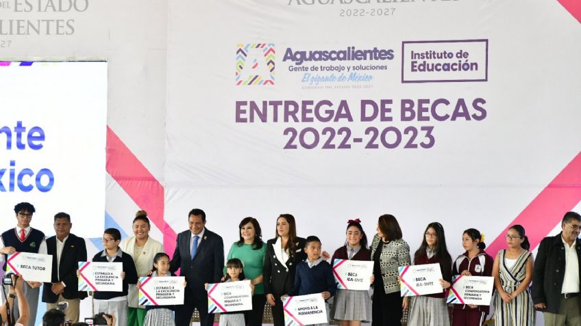 Reparten 30 millones en becas durante primeros 100 días de gobierno