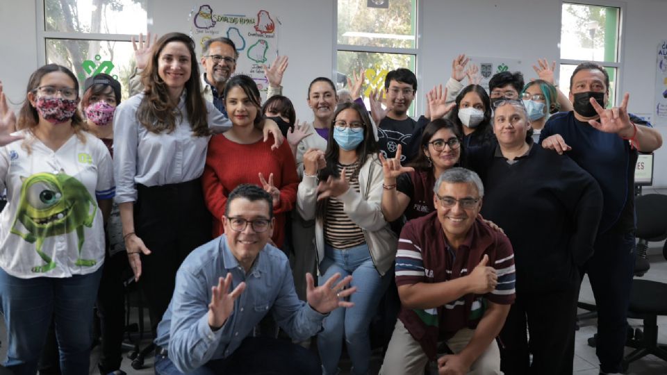 Claudia Sheinbaum aprendiendo lenguaje de señas en PILARES “Parque Abasolo”