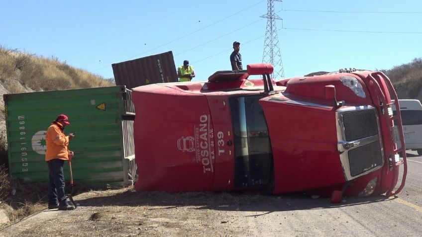 Dos lesionados tras volcadura de tráiler en el Libramiento carretero