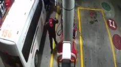 Presuntos choferes de una combi asaltaron al despachador de una gasolinera en Edomex