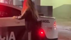 VIDEO | Por ir con el celular: mujer confunde una patrulla con un taxi y se sube a la unidad