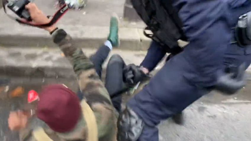 VIDEO |  Un hombre pierde un testículo tras ser golpeado brutalmente por policía en París