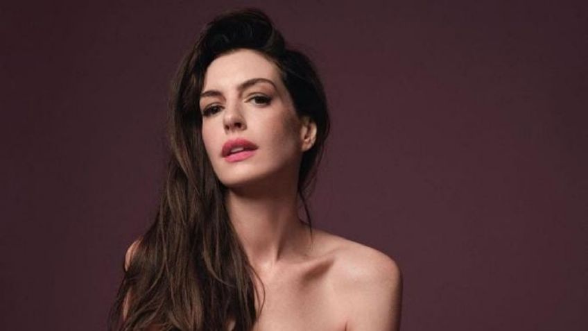 Desde la cama, Anne Hathaway presume su belleza en pijama desabotonada