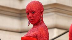 VIDEO | Doja Cat sorprende en la Semana de la Moda en Paris apareciendo con 30 mil cristales en la piel