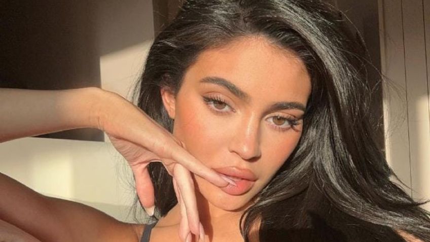 Kylie Jenner sorprende con ajustado vestido negro y cabeza de león