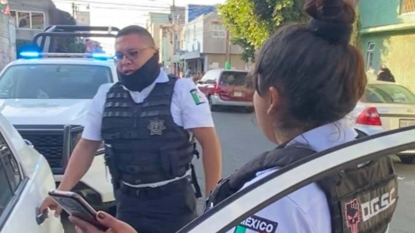 Policías de Neza retienen ilegalmente a una fotógrafa de El Heraldo Media Group y uno la amenaza con su arma