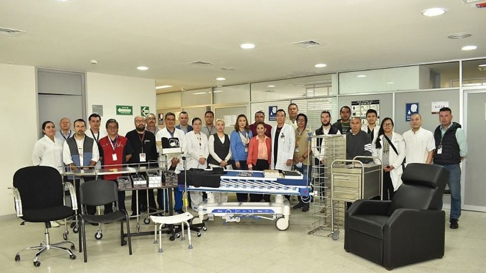 la Clínica-Hospital del Issste de Xalapa recibió 377 materiales y equipamiento de alta especialidad, ya que era una demanda añeja del personal médico