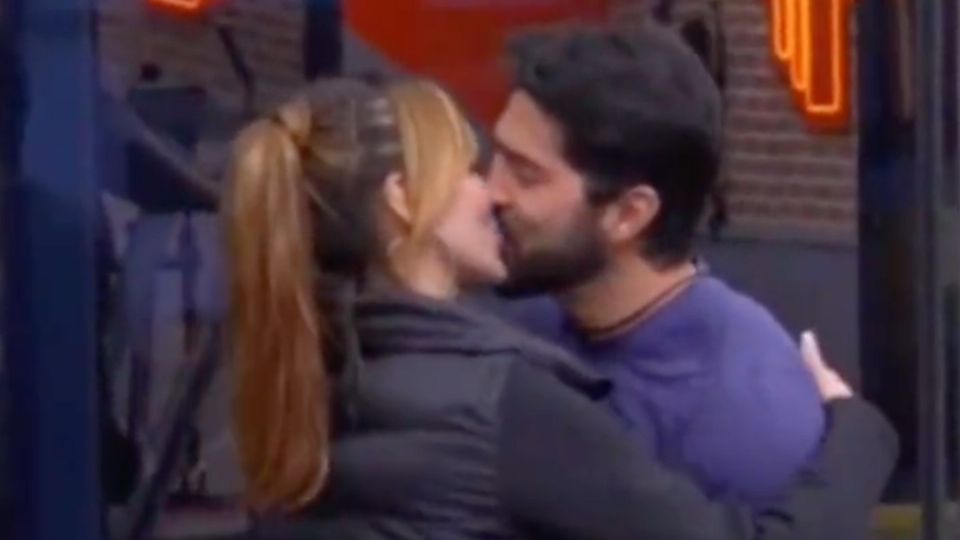 El beso entre los actores podría ser el inicio del primer romance en el reality show