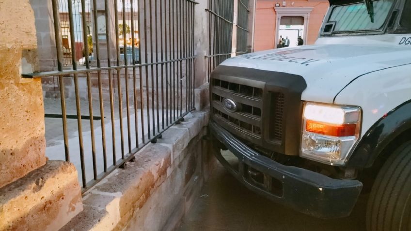 Camión de traslado de valores se estrella contra Catedral