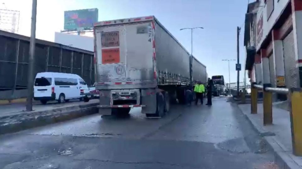 El vehículo bloquea los carriles laterales de la vidalidad.