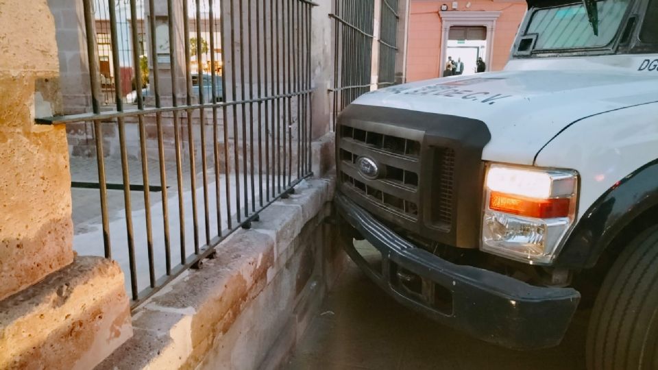 La pesada unidad comenzó a circular sin conductor sobre avenida Madero, y una vez que subió Plaza de la Patria