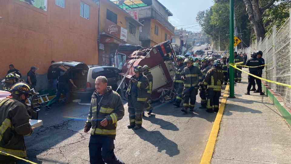 El camión terminó contra el pavimento.