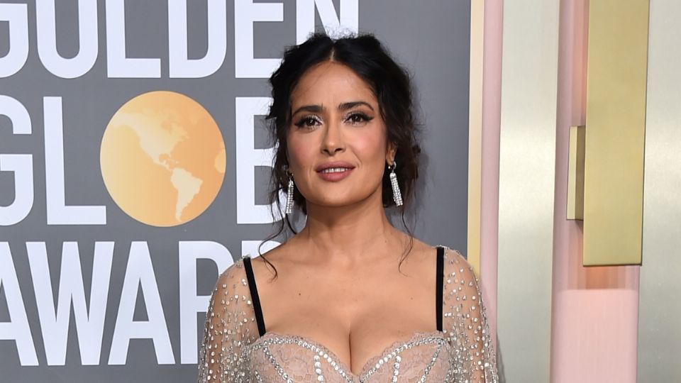 Salma Hayek acapara las miradas con elegante vestido de transparencias